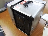 取っ手がついたポータブルアンプの写真