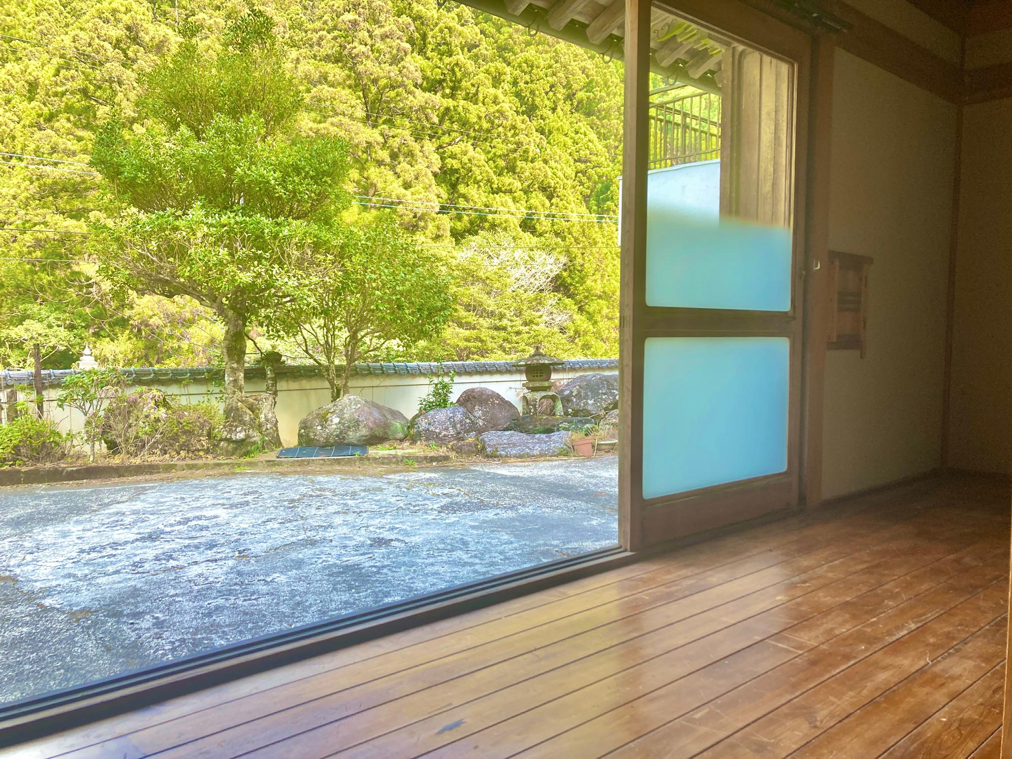 周りを山の緑に囲まれた開放的な縁側