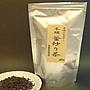 小皿に入れ垂れた茶葉と木頭茶(釜煎り茶)のパッケージの写真