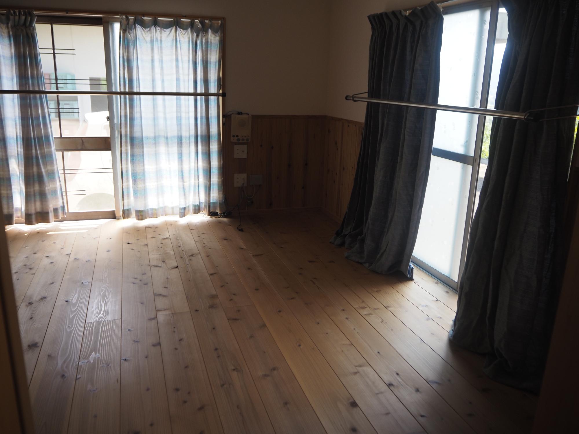 部屋の内側に窓を横断するポールが有る洋室