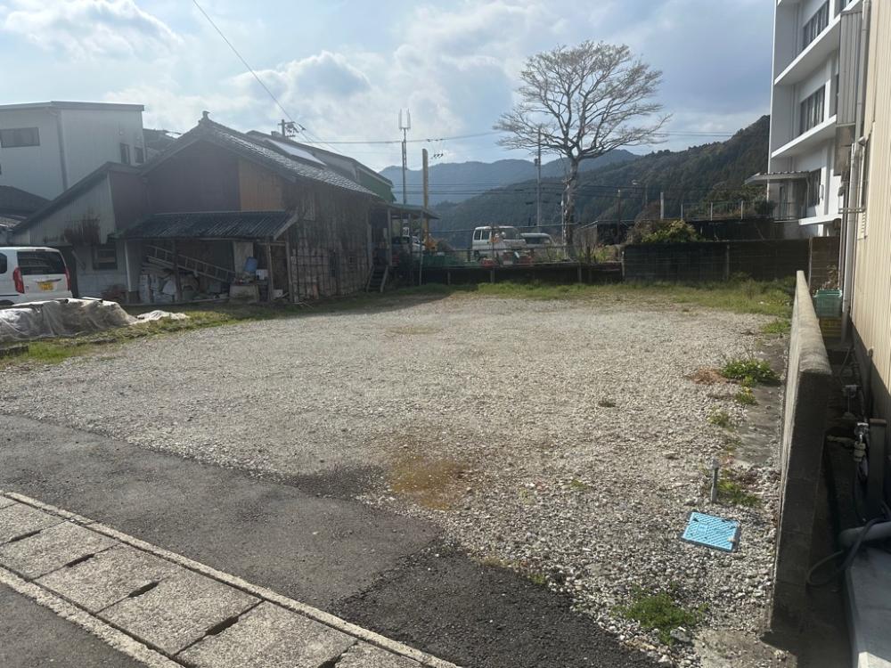 NEW 後方に木々がありフェンスで囲まれた場所にある【売買】鷲敷 No.2-49の空き地の写真