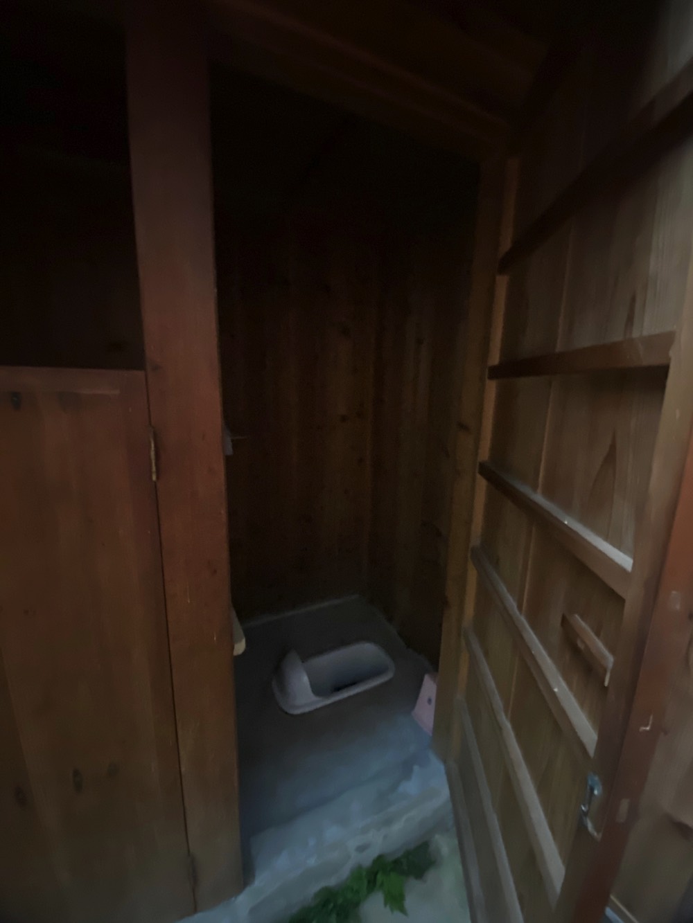 和式のぼっとんトイレの写真