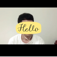 顔の写真の上に「Hello」の文字が書かれた写真