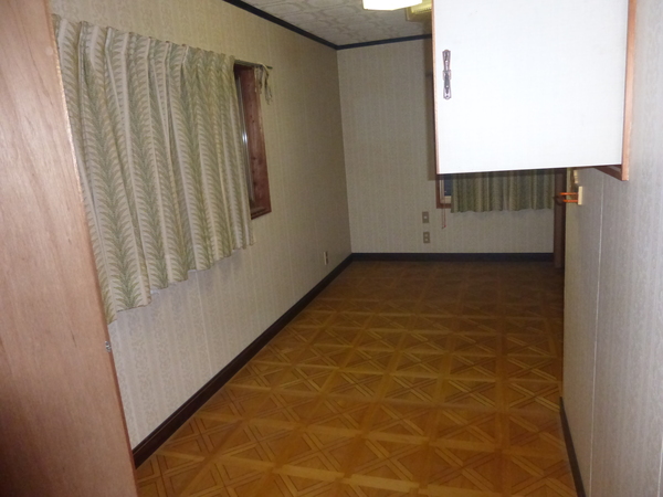 白いカーテンが閉められた洋室の写真