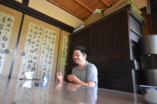 座って話をしている桑高 仁志さんの写真