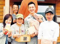 庄野洋平さんと4人の社員さんが笑顔で写っている写真