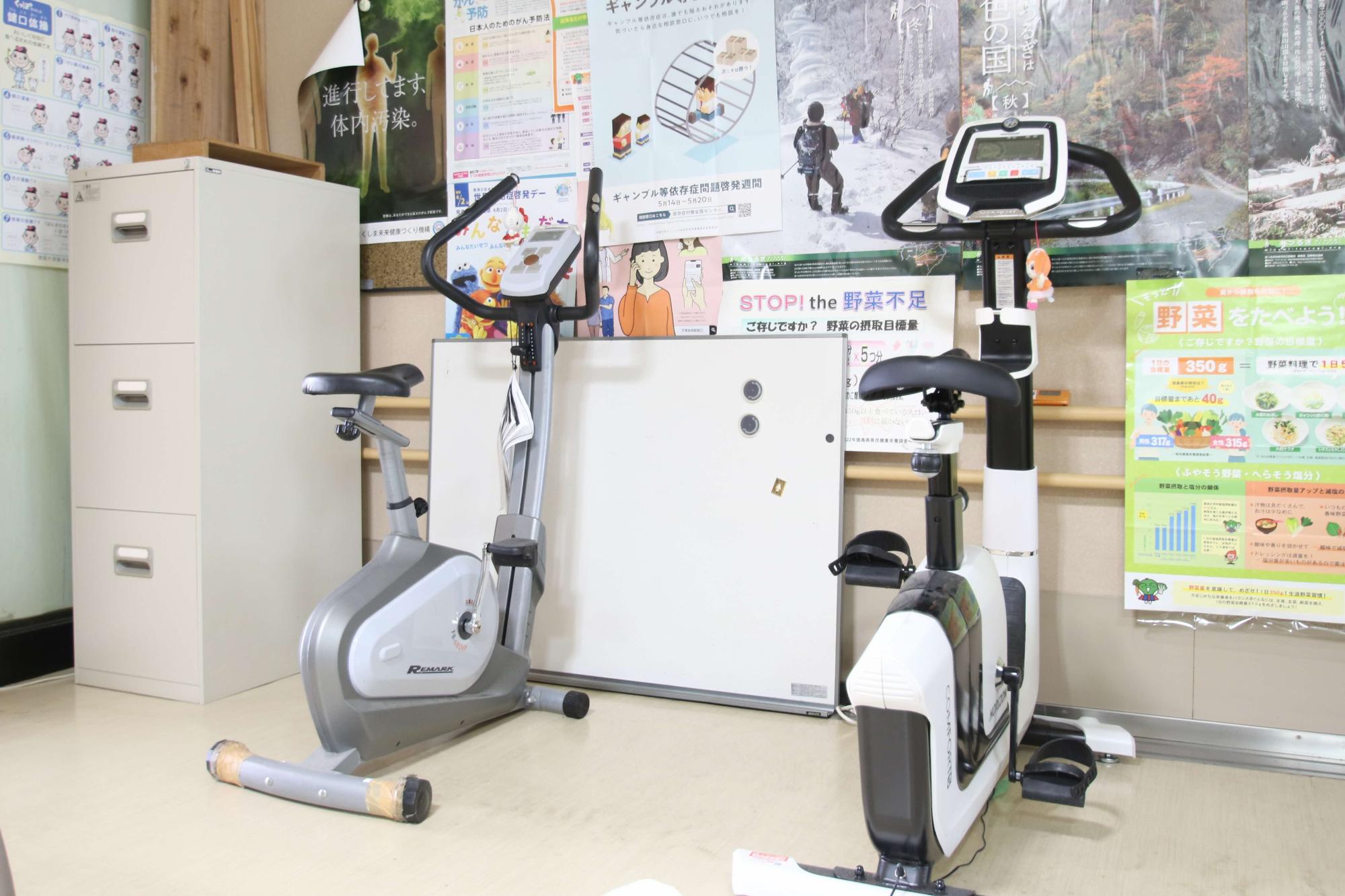室内に設置されている筋トレマシンの写真