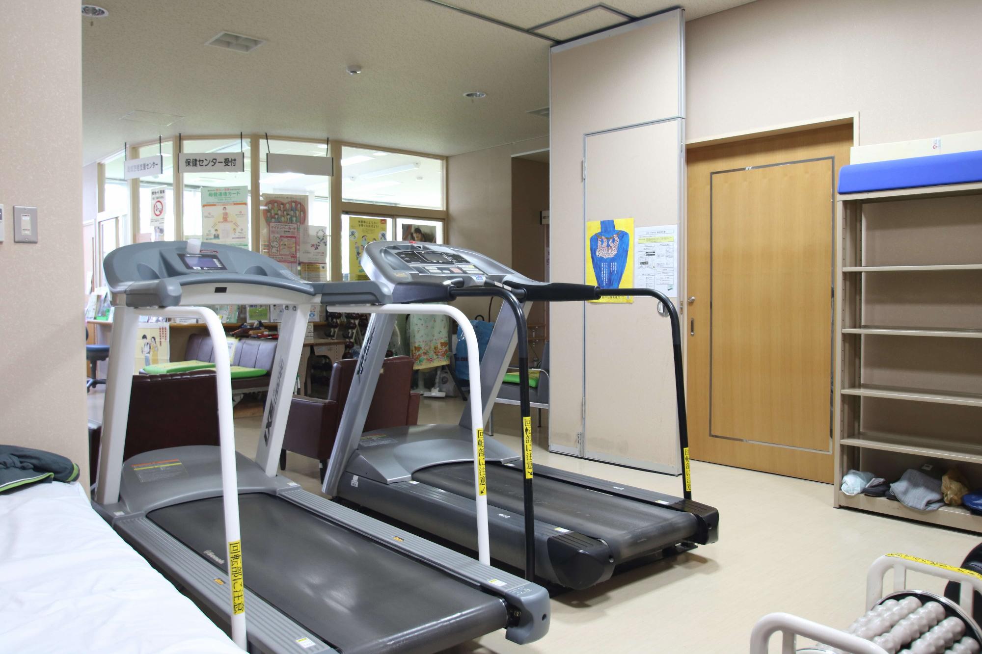 室内に設置されている筋トレマシンの写真