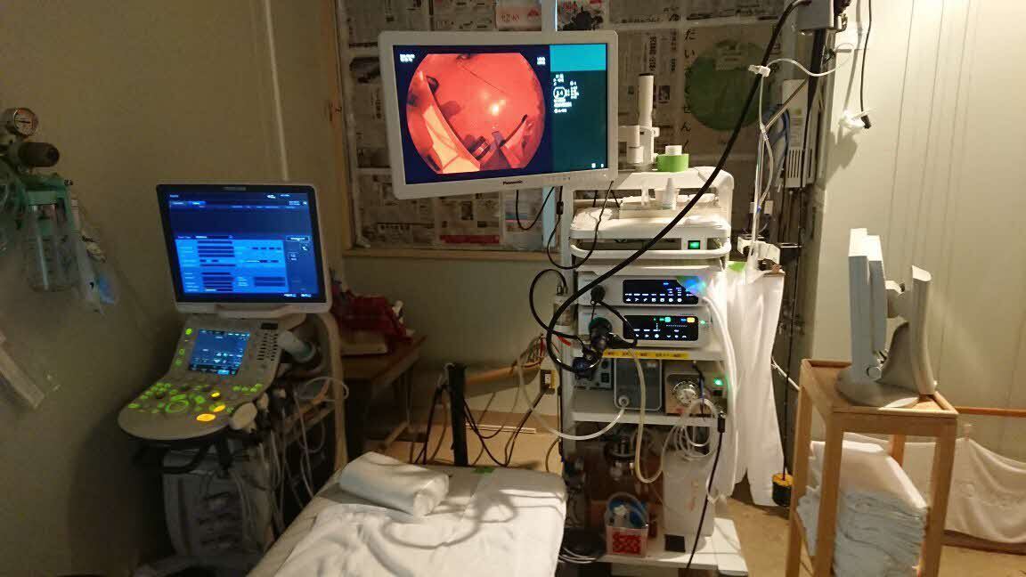 医療機器が多く設置されている内視鏡室の室内の写真