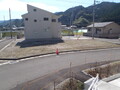 奥に見えるほかの住宅とコの字型に道路に囲まれた区画2南川312-15の写真