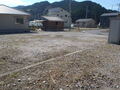 奥には山と住宅が映る、右手側が道路に面した区画3南川312-13の写真