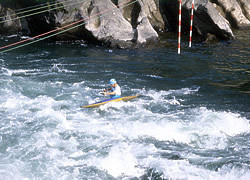 那賀川の渓流でカヌーをしている人の写真