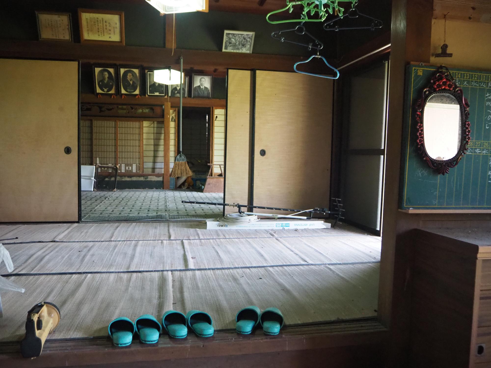 1階の土間から上がった二間続きの和室の写真