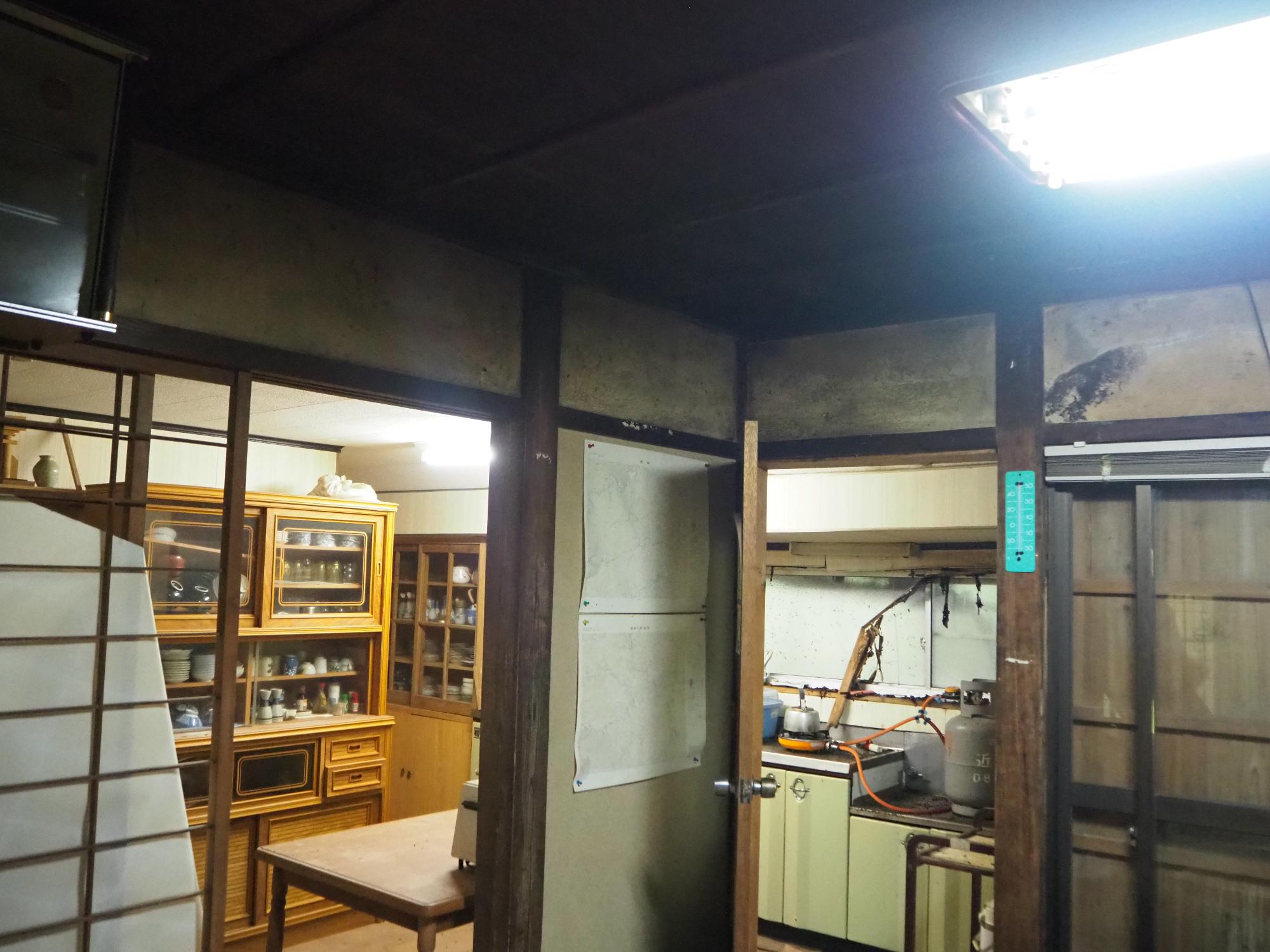 台所と居間の全体写真