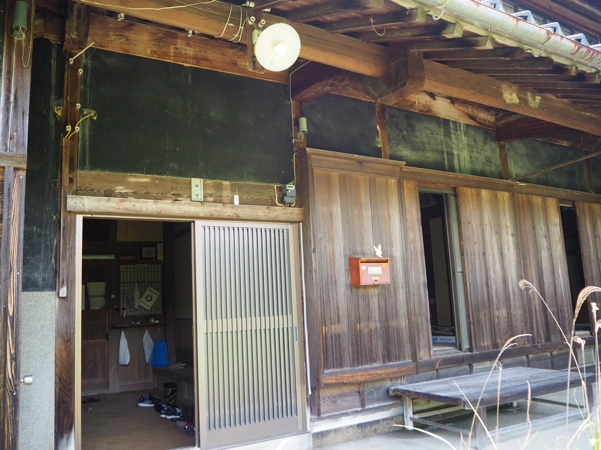 物件前玄関付近をアップした写真