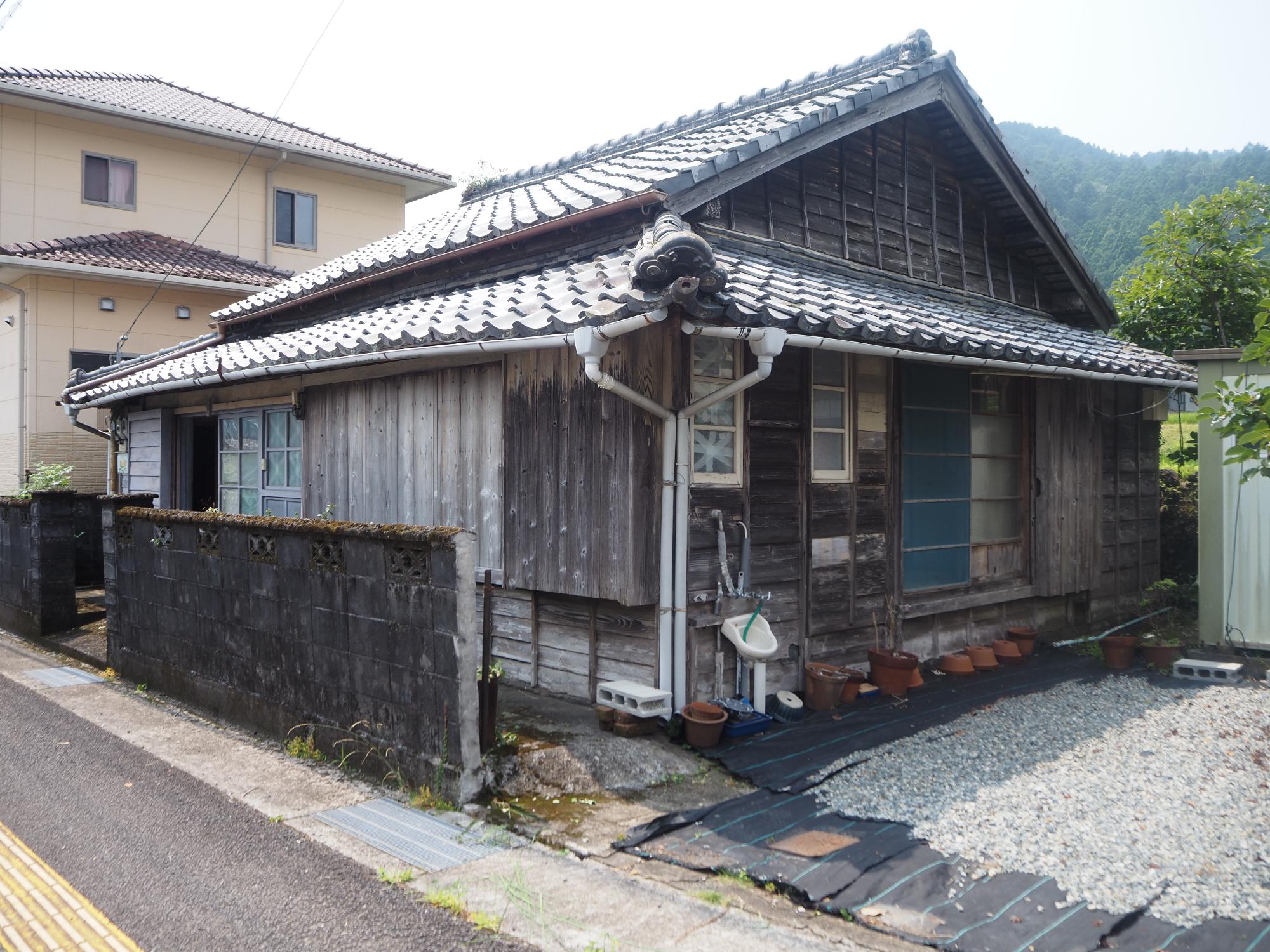 平屋建て物件。物件横に駐車スペースが有る外観写真