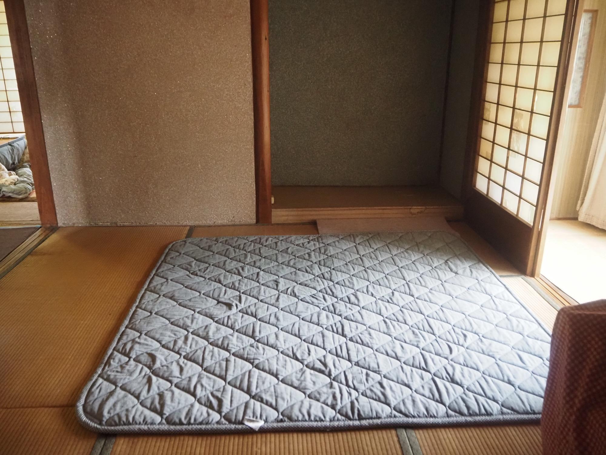 床の間が有り障子で仕切られた和室の写真