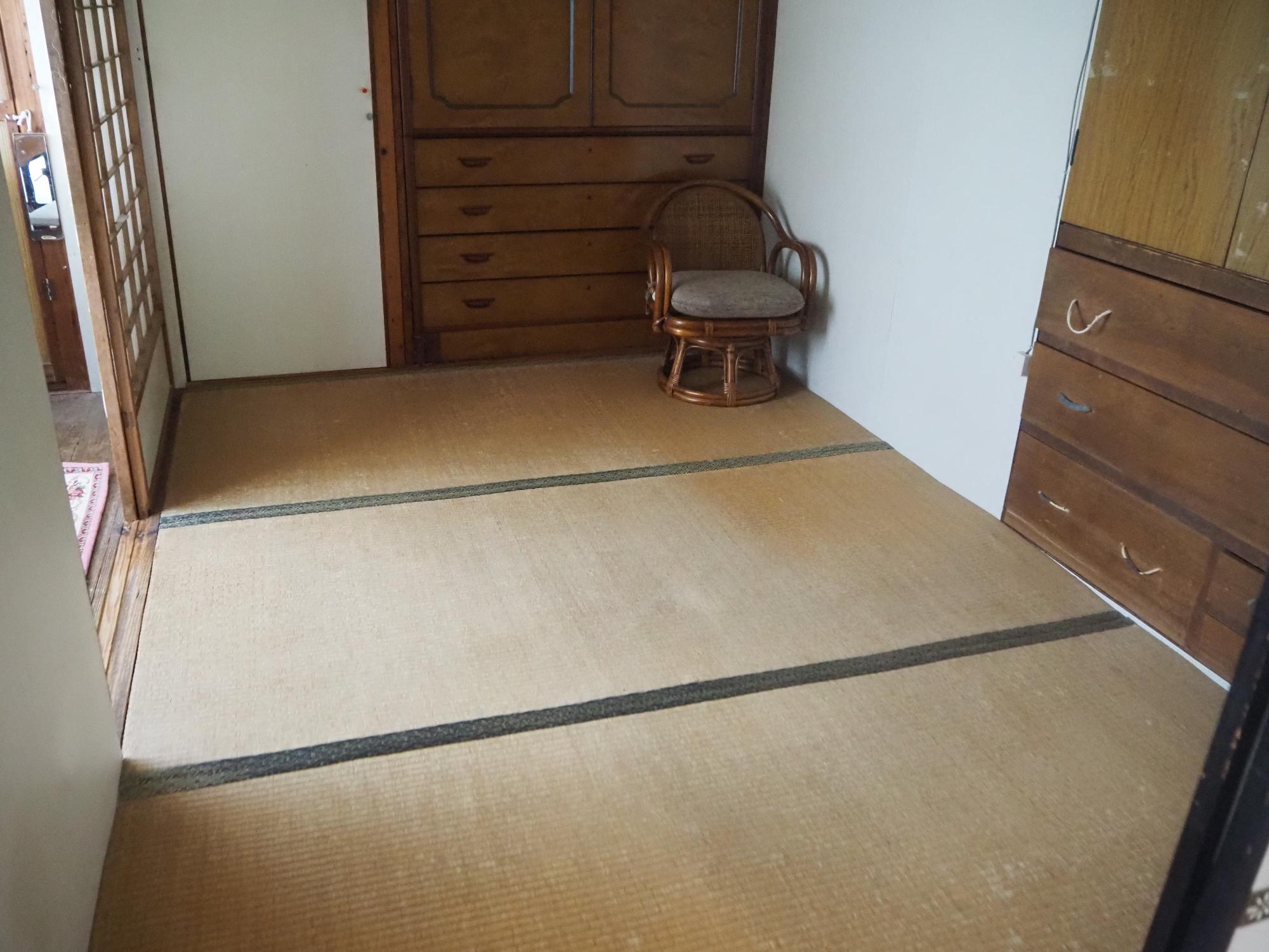 タンスが壁にはめ込まれている3畳の和室の写真