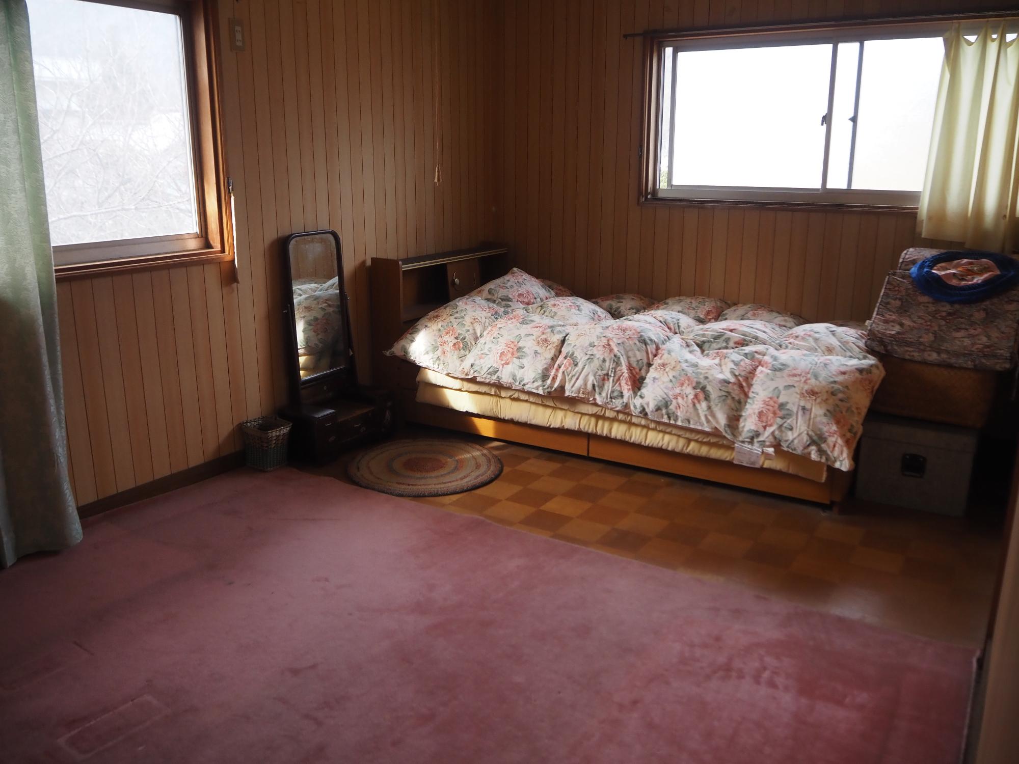 窓が有りベットが置かれた洋室