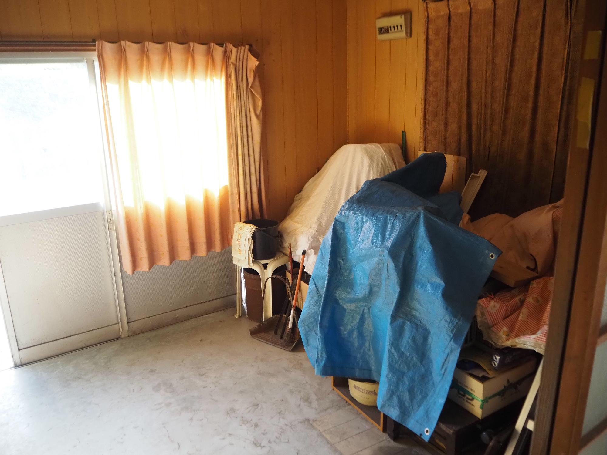 サッシの入り口が有る土間