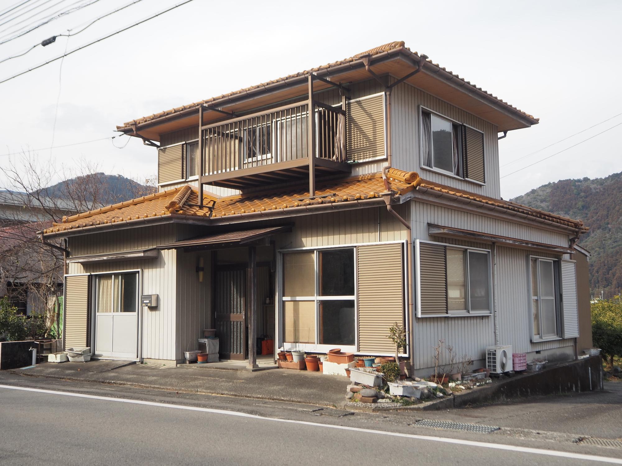 国道沿いのオレンジの屋根の外観写真