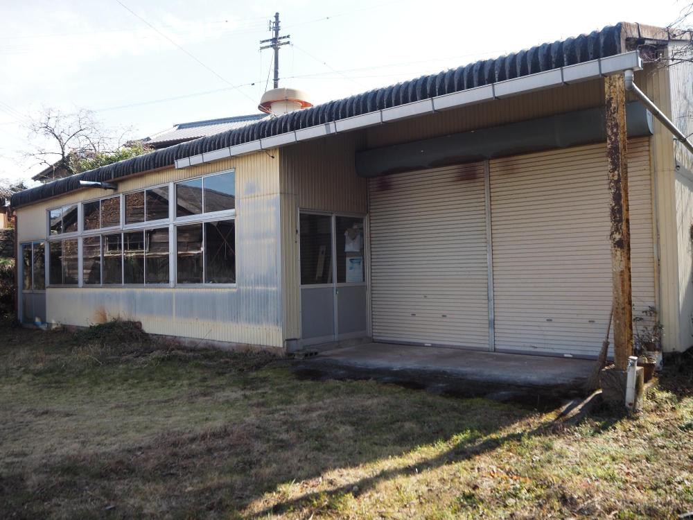 車庫兼作業場スペースのある建物の外観