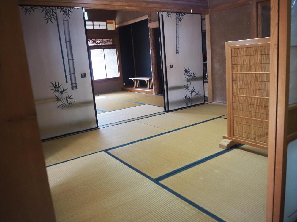 1階玄関入って二間続きの広い和室
