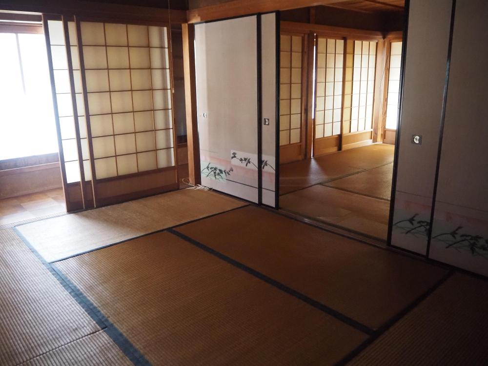 2階二間続きの囲い廊下のある日当たりの良い和室