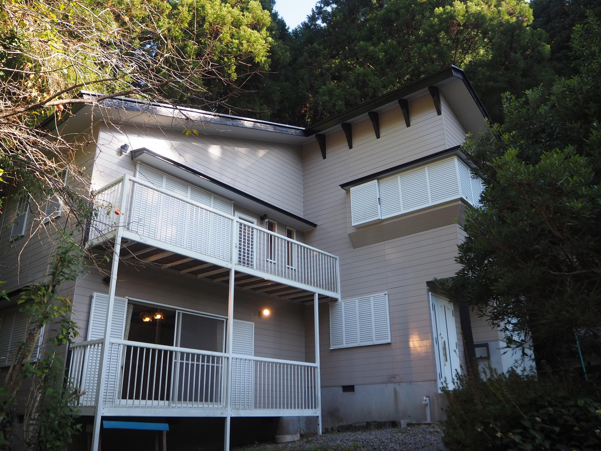 森林の中にある二階建ての別荘