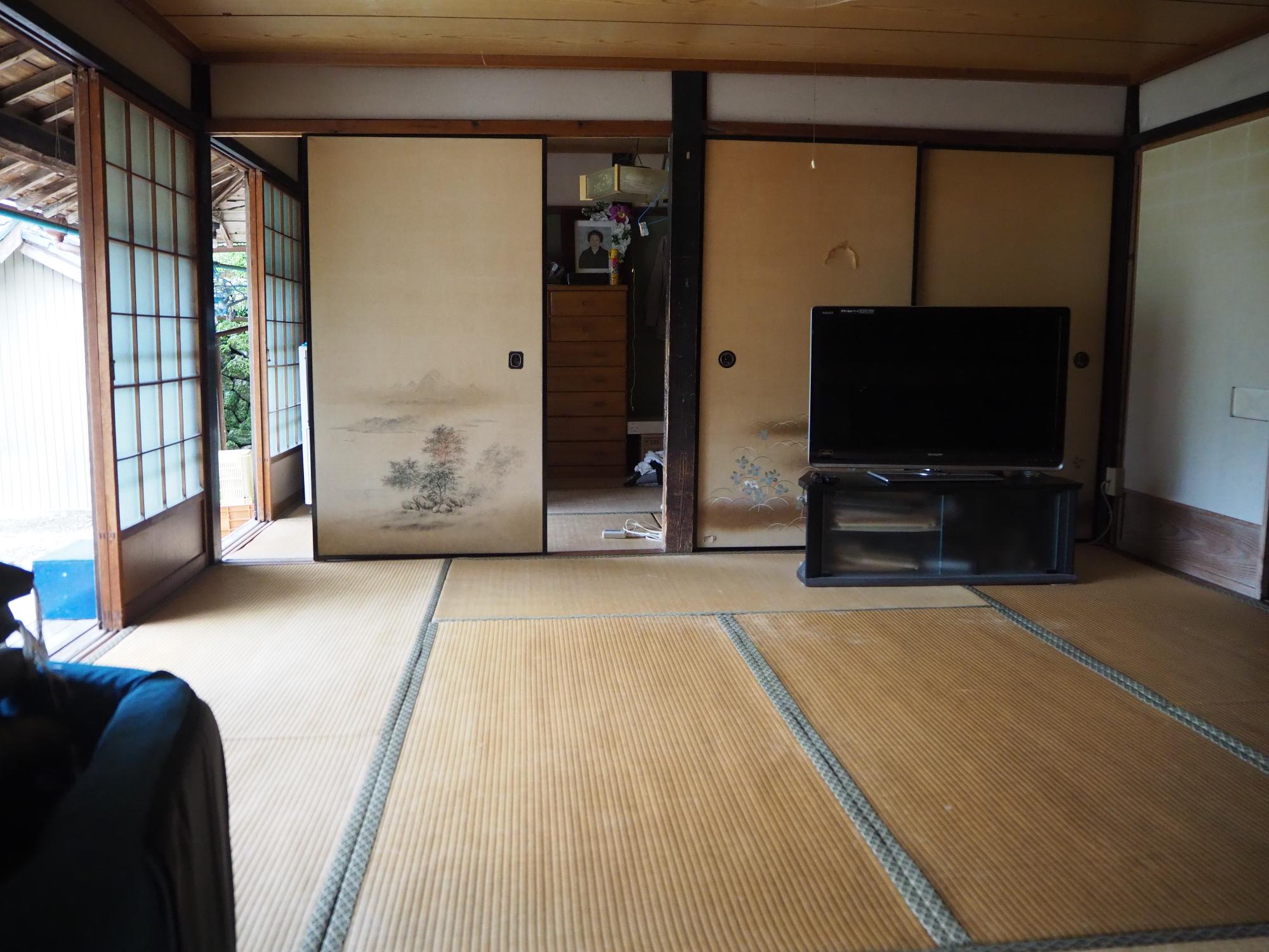 襖で仕切られた二間続きの和室の写真。