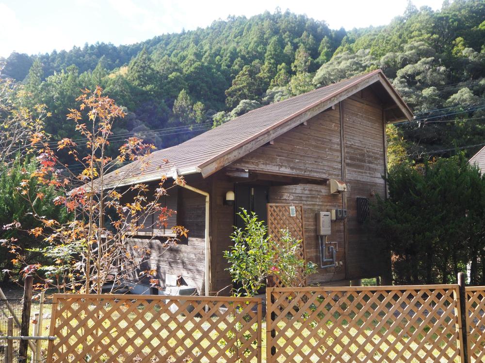別荘地にある木造物件の玄関方向の外観写真