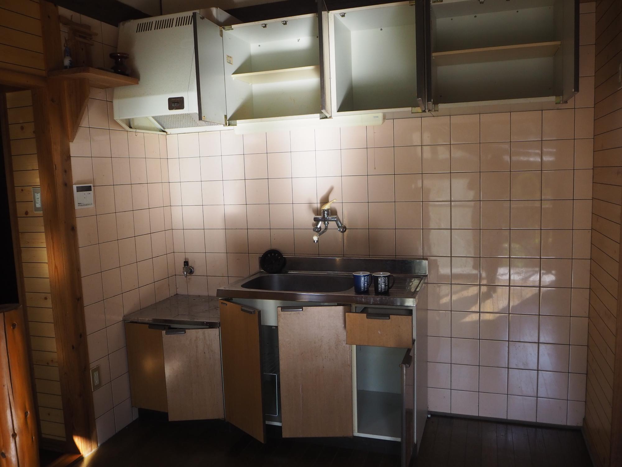部屋横に備えられたキッチンの写真