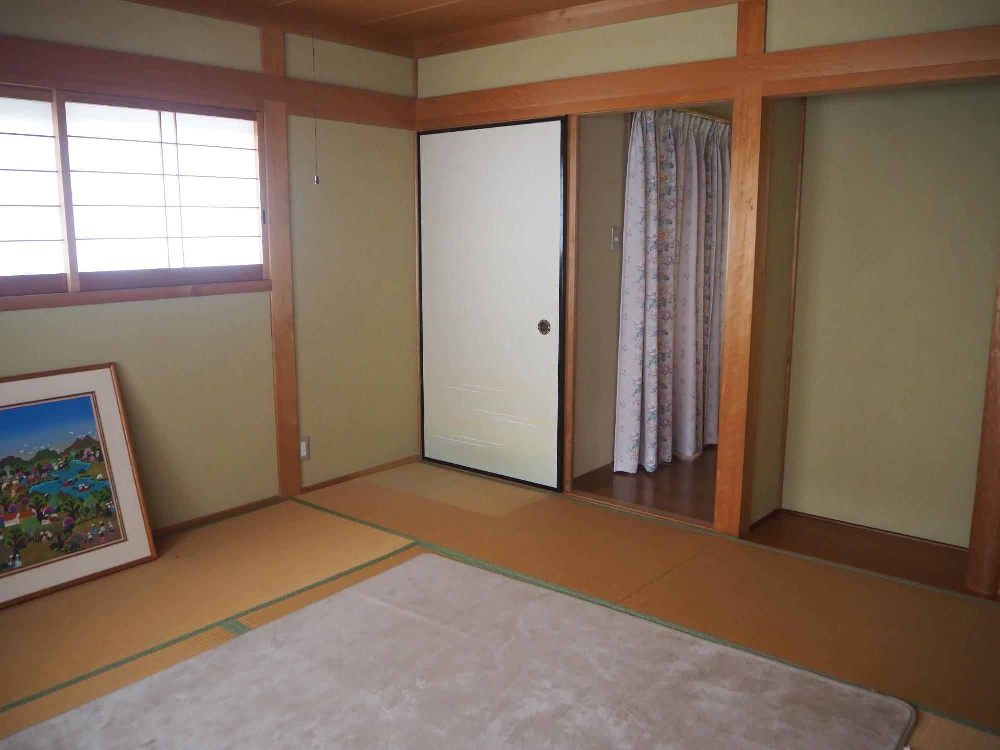 光が入り明るい2階の和室の角の写真