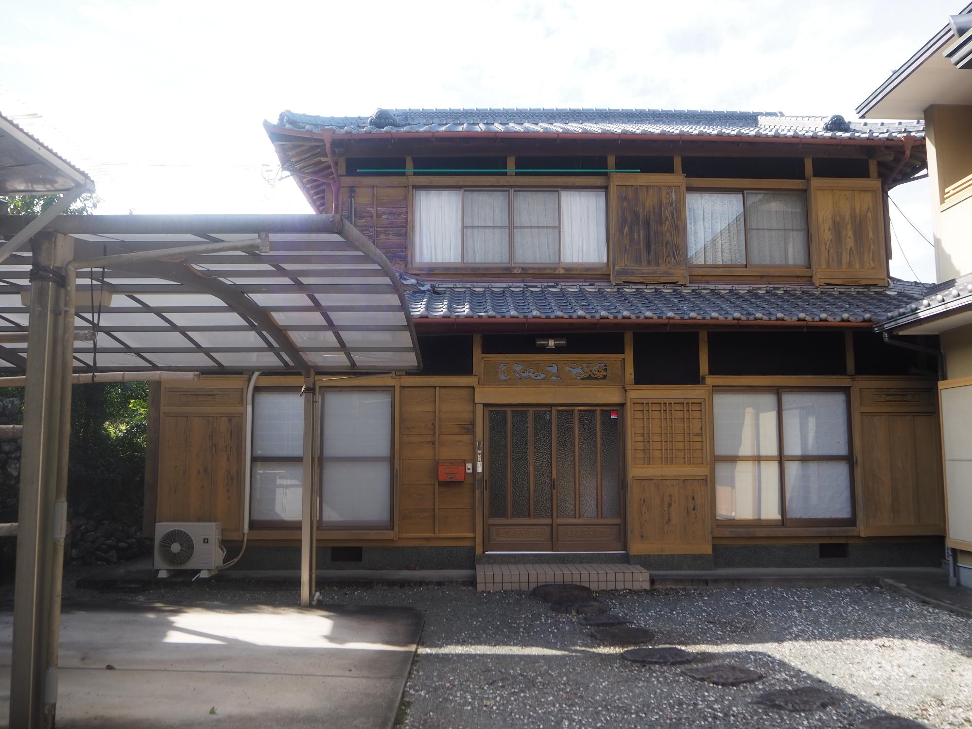 木造二階建て物件の正面の写真