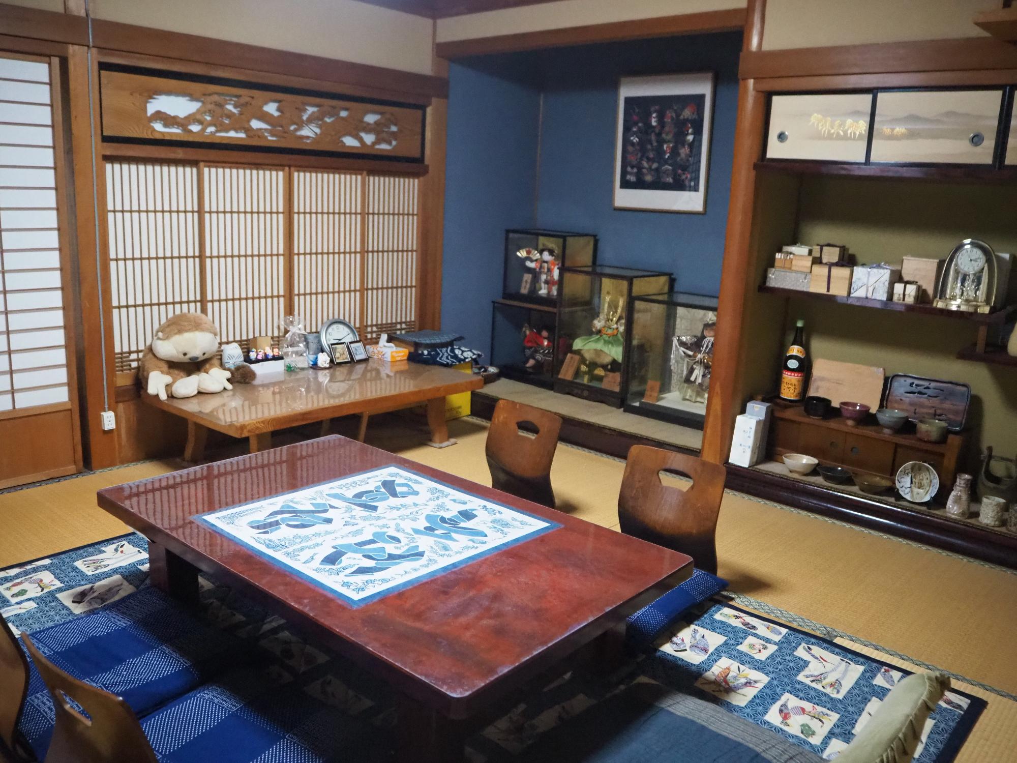 居間兼客間の床の間を備えた和室の写真