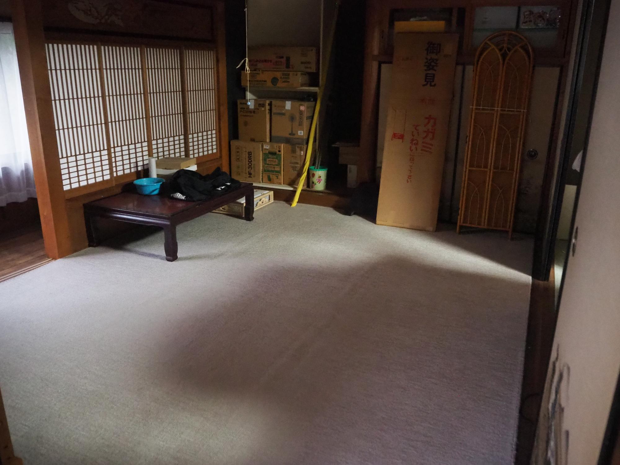 2階和室の畳の上に絨毯を敷いた部屋の写真