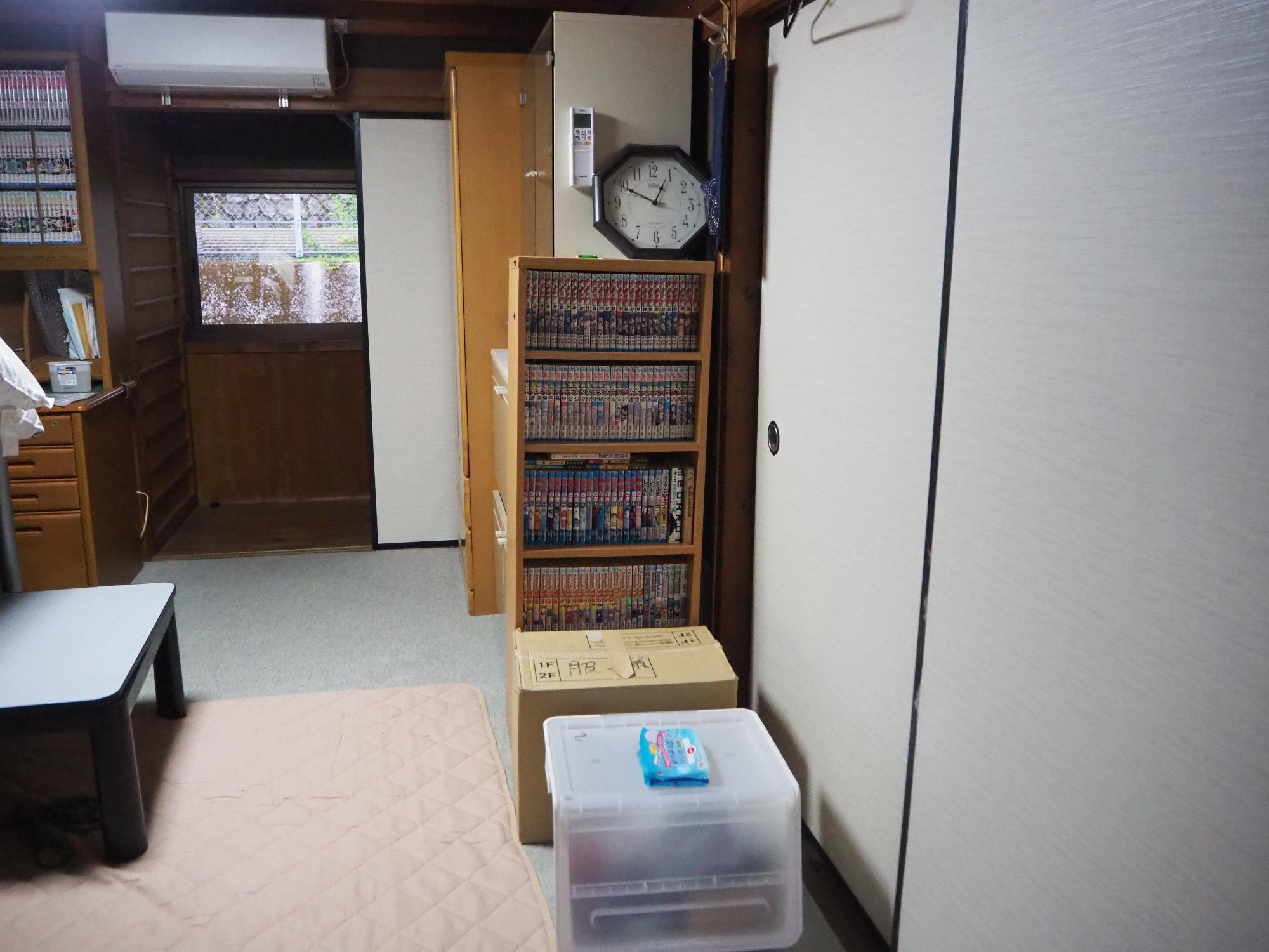 2階和室に本棚や机がある写真