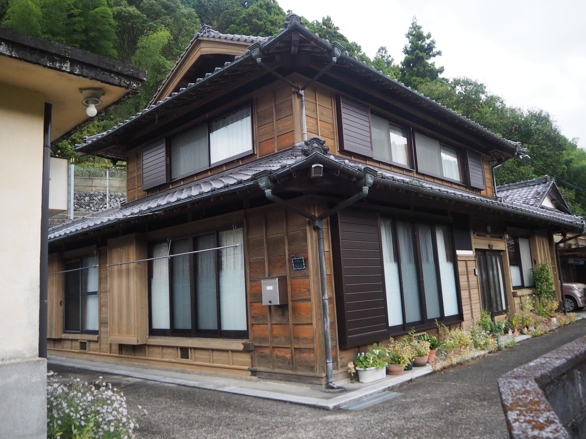 木造2階建ての綺麗に手入れされた物件の外観写真