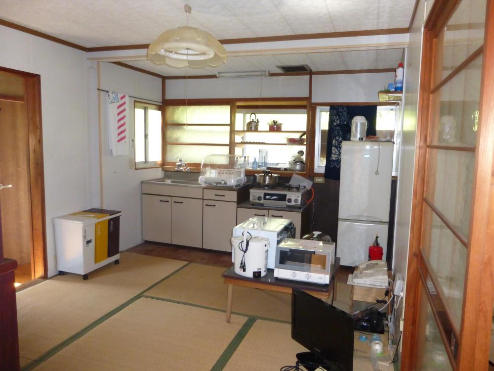 キッチン周辺と隣接する証人が深い