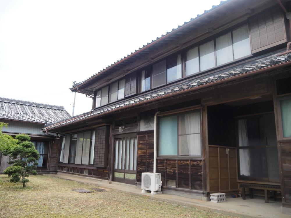 立派な佇まいの庭付きの外観写真