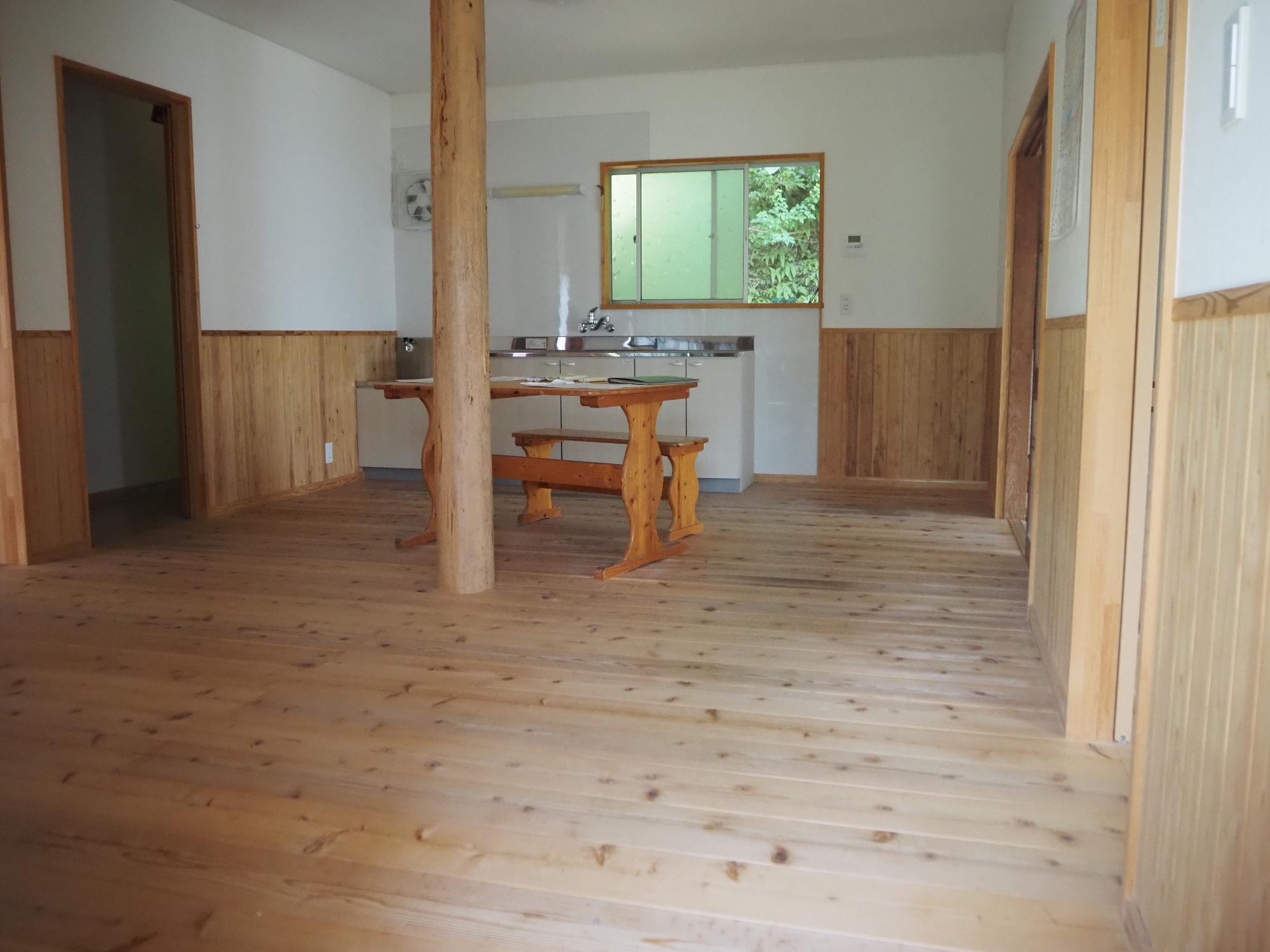 部屋の中心に柱が有るLDKの写真