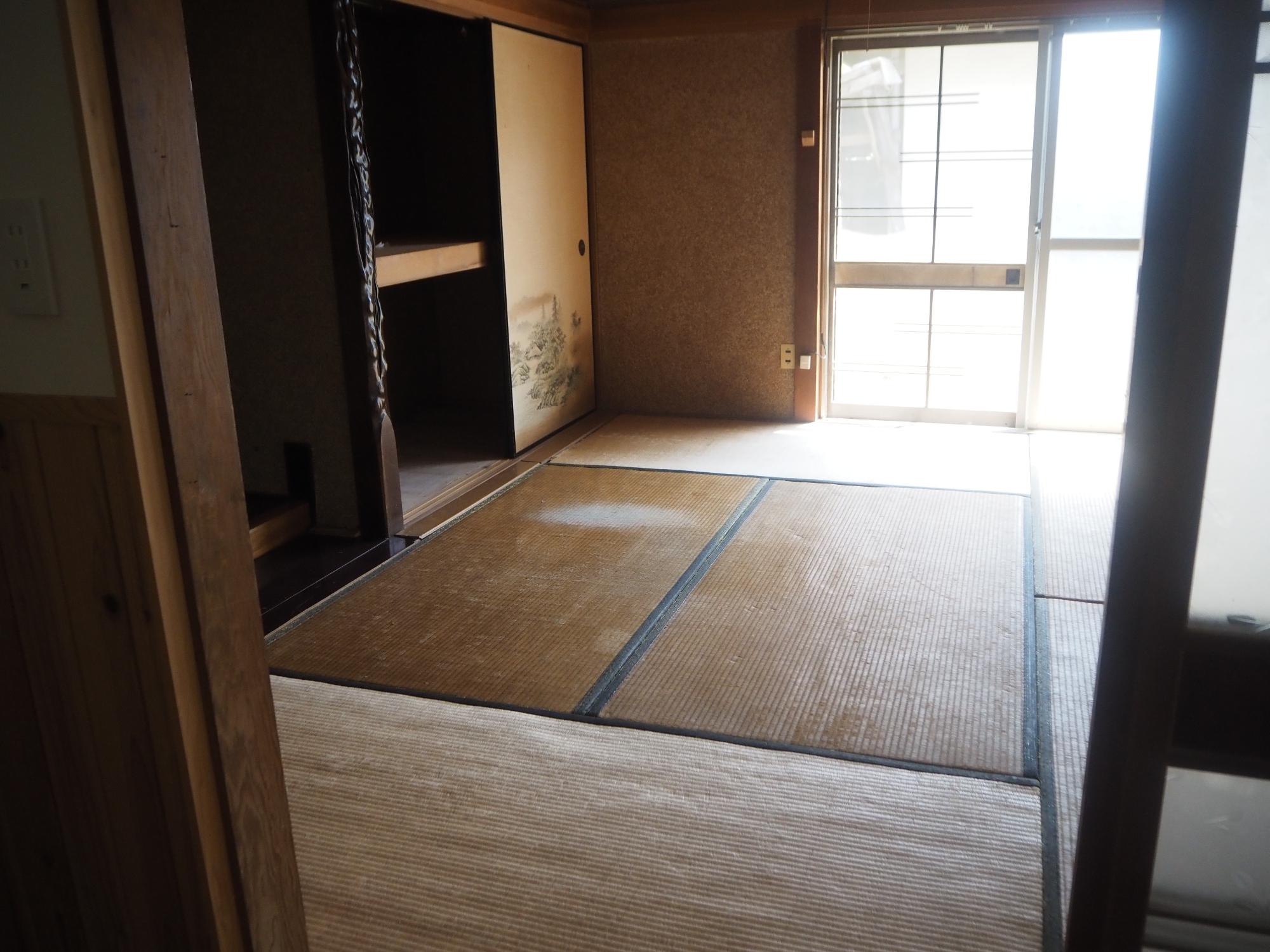 床の間と押し入れが有る6畳和室