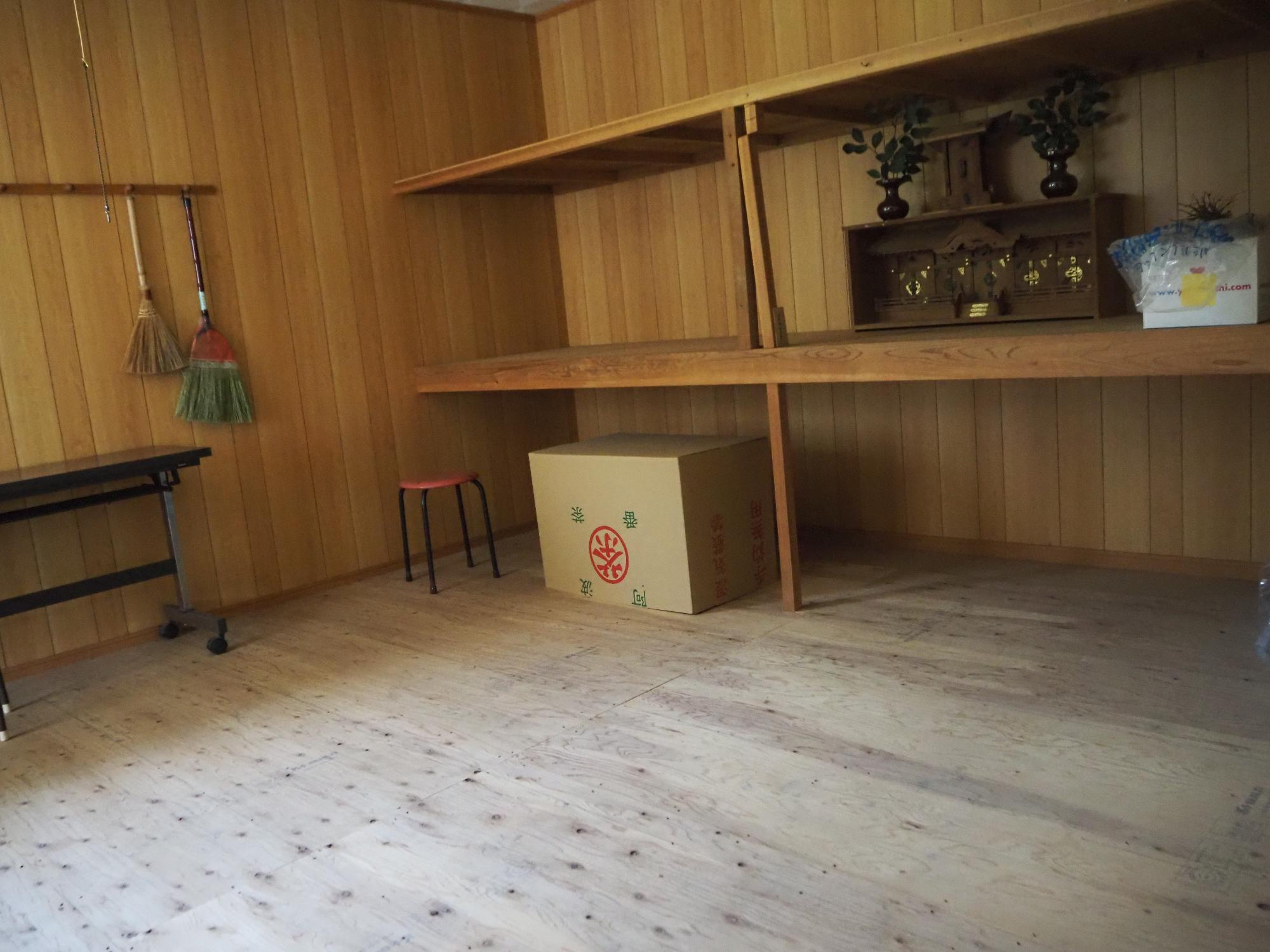 板張りで作り付けの棚が有る納屋内部