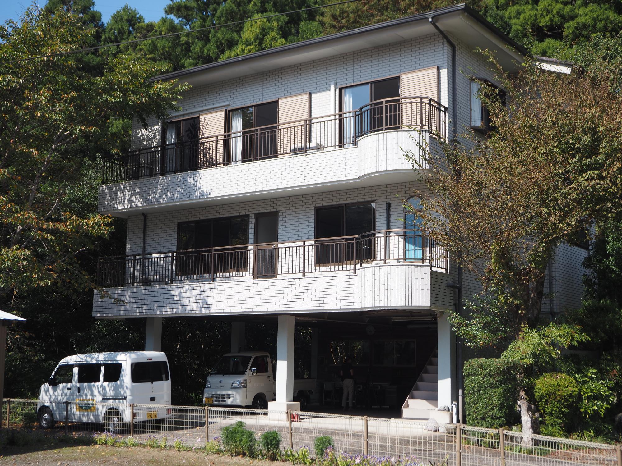 鉄骨作り3階建ての白い建物の外観