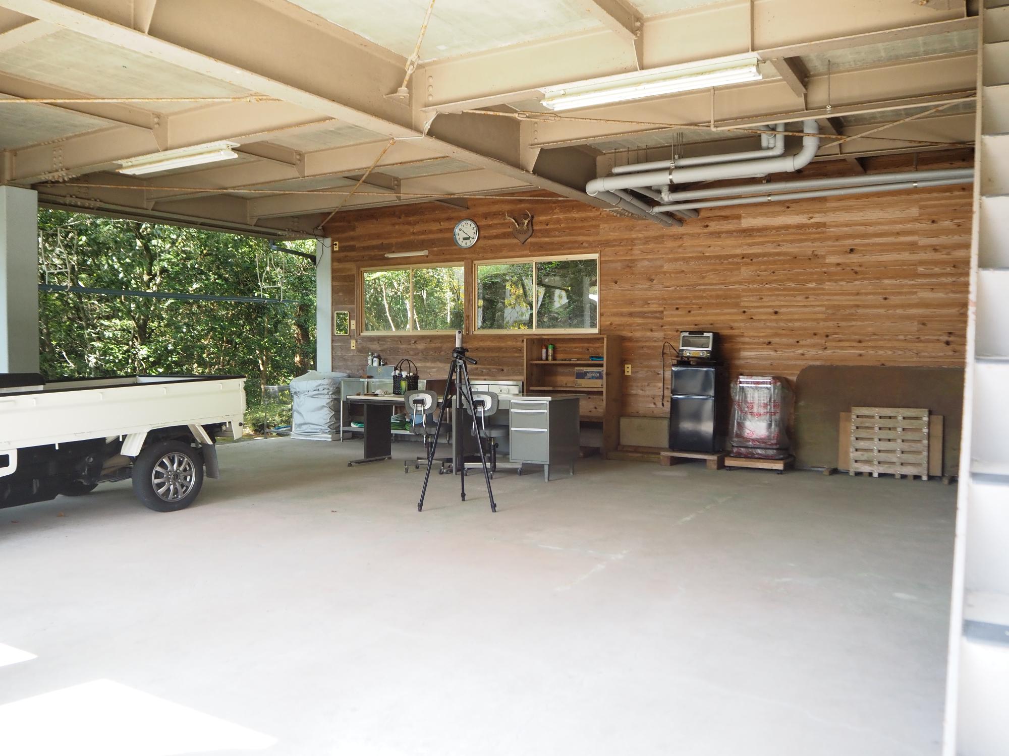 建物1階部分が駐車スペースの写真