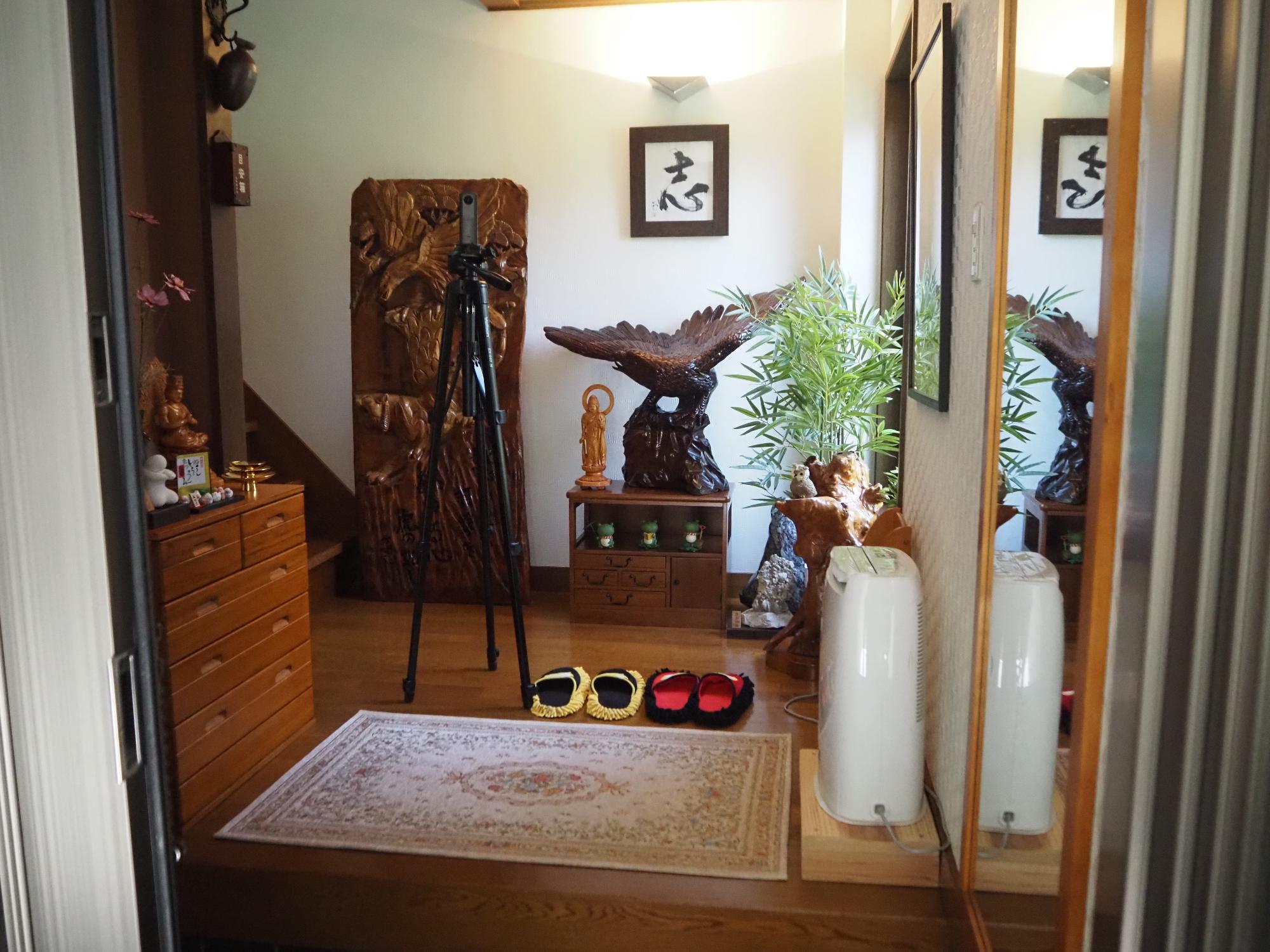 鷲の置物が正面に有る玄関の写真
