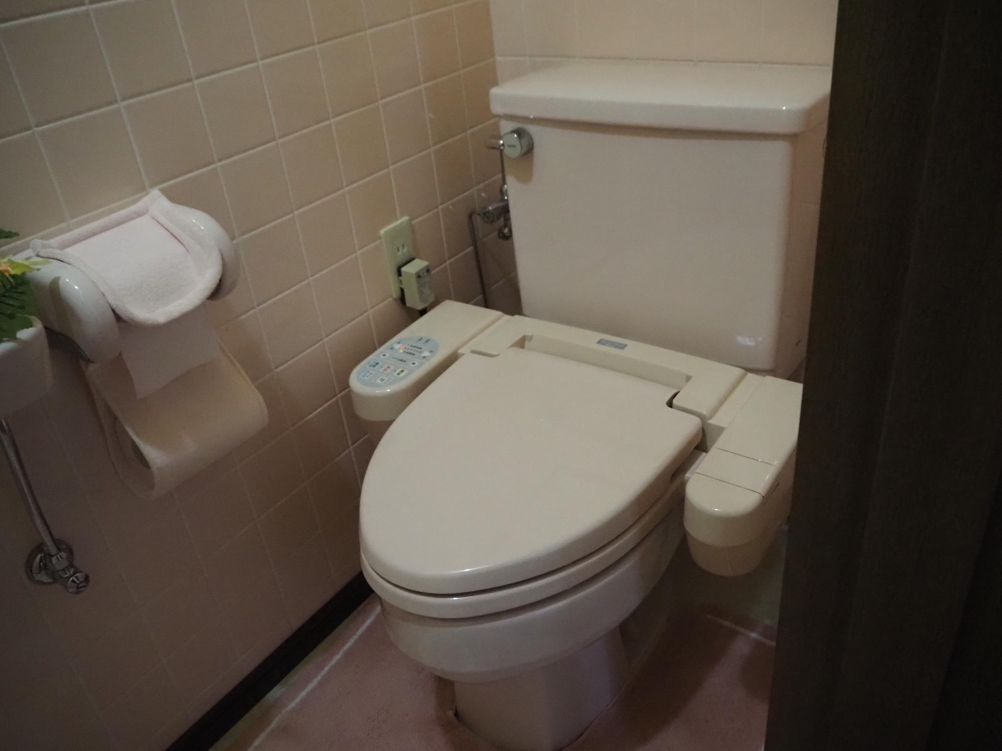 3階薄ピンクのウォシュレット付洋式トイレの写真