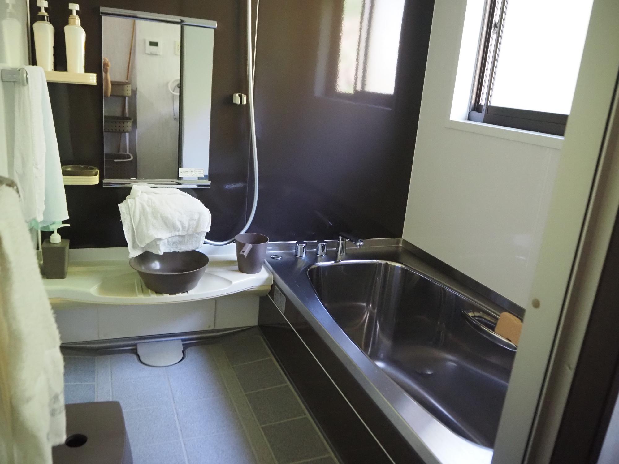 ダークブラウンと白を基調としたお風呂