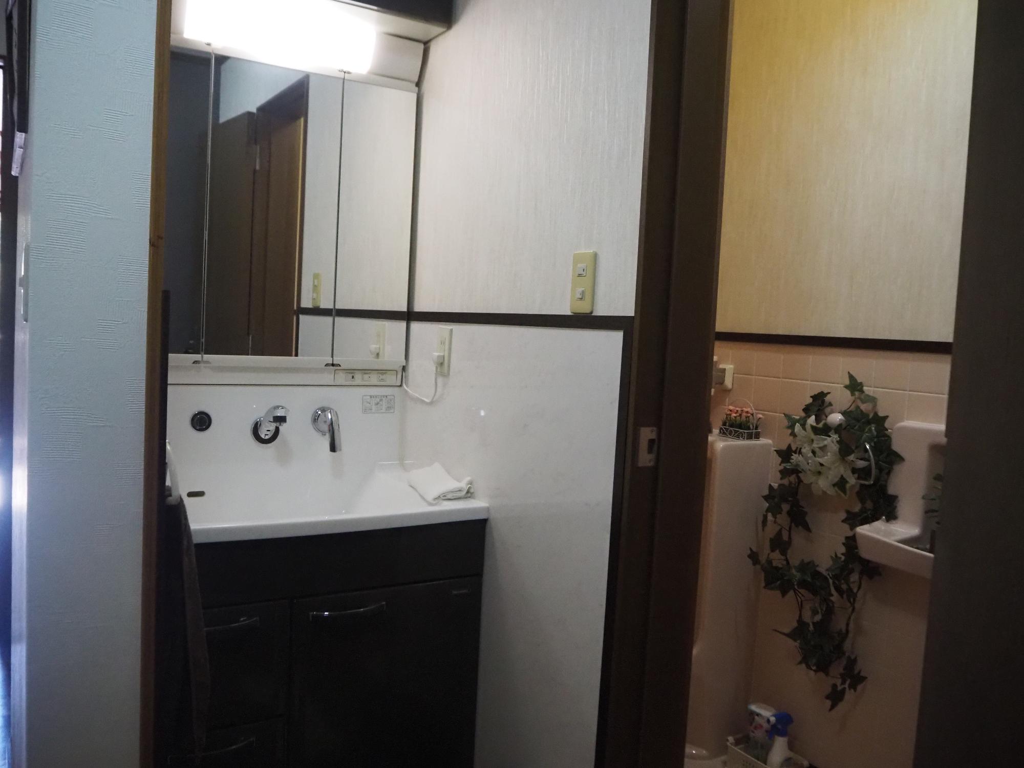 ダークブラウンとホワイトの洗面台