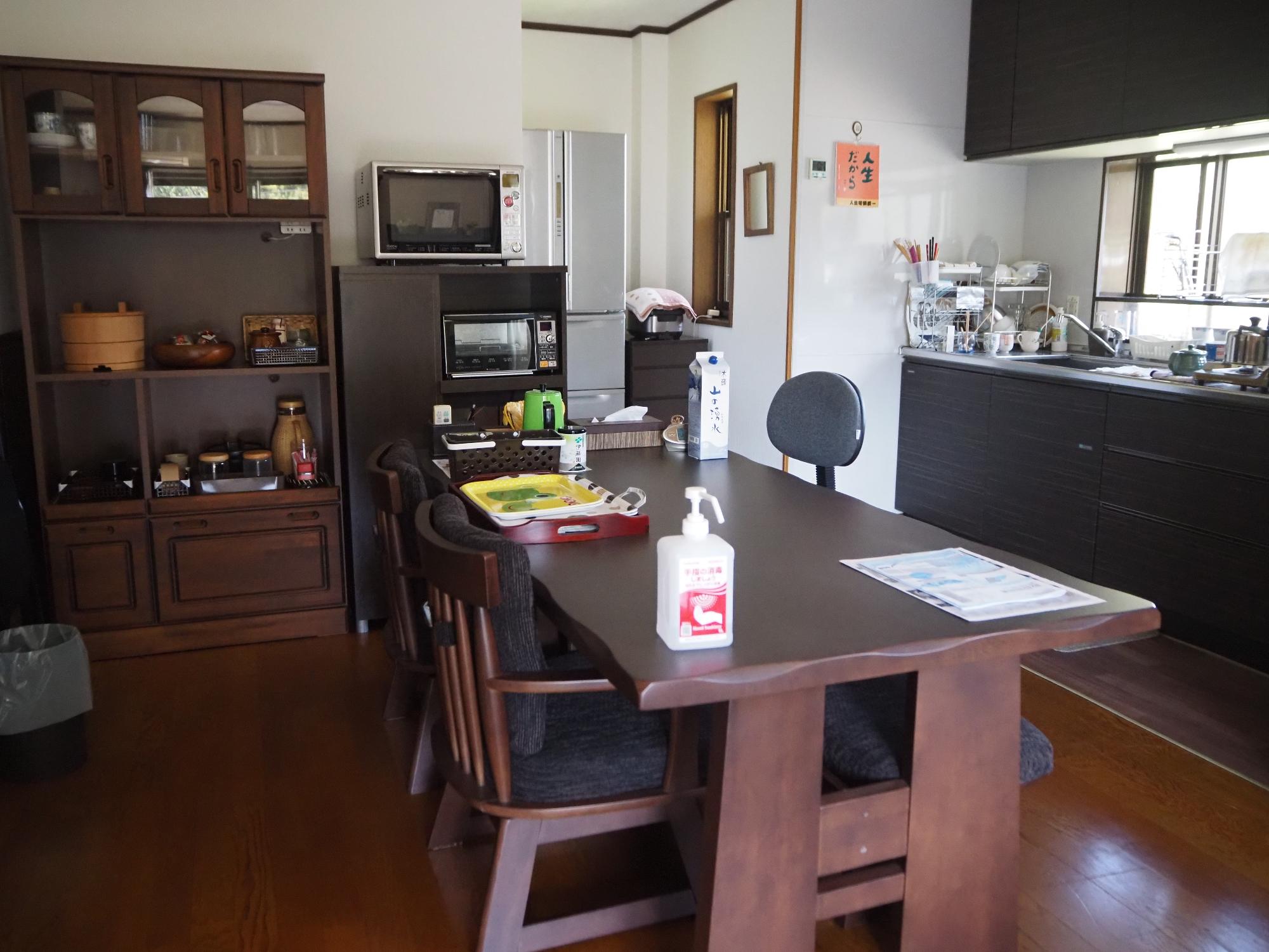 食卓と食器棚が有るブラウンとホワイトを基調としたDK